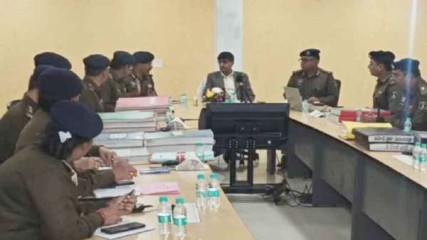डीजीपी पुलिस अधिकारियों की बैठक लेते हुए डीजीपी पुलिस अधिकारियों की बैठक लेते हुए