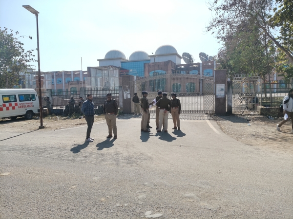 कलेक्टर के बाहर भारी पुलिस बल तैनात।