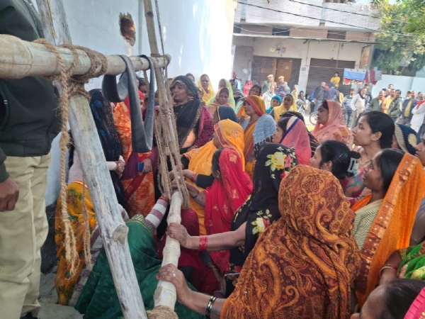 मौके पर जुटी भीड़ और पुलिस अफसर मौके पर जुटी भीड़ और पुलिस अफसर