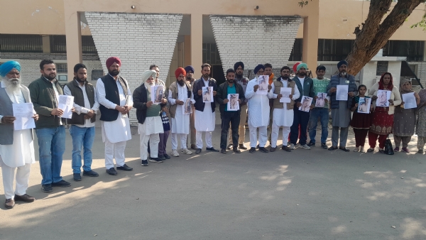 कार्रवाई की मांग को लेकर एसपी कार्यालय पहुंचे ग्रामीण। कार्रवाई की मांग को लेकर एसपी कार्यालय पहुंचे ग्रामीण।