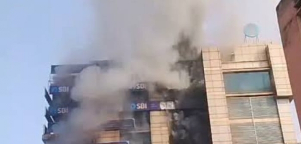 गुवाहाटी के भांगागढ़, एबीसी इलाके के स्वागत स्क्वायर में पिछले 33 घंटे सेलगी आग को बुझाने का प्रयास गुरुवार को भी जारी गुवाहाटी के भांगागढ़, एबीसी इलाके के स्वागत स्क्वायर में पिछले 33 घंटे सेलगी आग को बुझाने का प्रयास गुरुवार को भी जारी