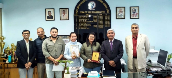 पुरस्कारों से नवाज़े गए वैज्ञानिक एवं छात्र कुलपति प्रो. विनोद कुमार वर्मा के साथ। पुरस्कारों से नवाज़े गए वैज्ञानिक एवं छात्र कुलपति प्रो. विनोद कुमार वर्मा के साथ।