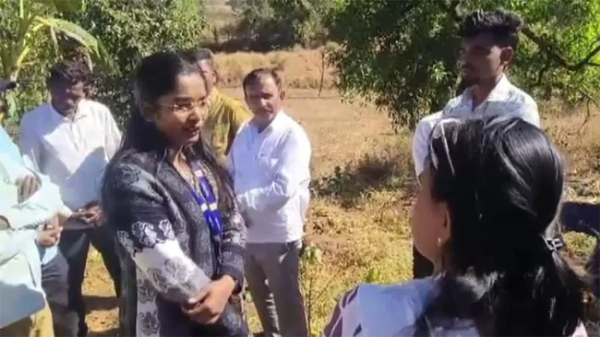 फोटो: नासिक में बच्चा बेचने के आरोप की जांच करते हुए स्वास्थ्य कर्मी फोटो: नासिक में बच्चा बेचने के आरोप की जांच करते हुए स्वास्थ्य कर्मी