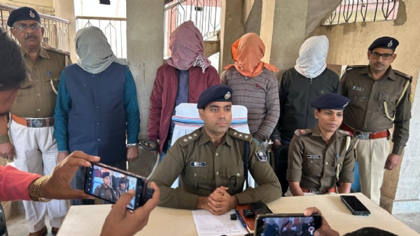 एएसपी अतुलेश झा प्रेस वार्ता करते एएसपी अतुलेश झा प्रेस वार्ता करते