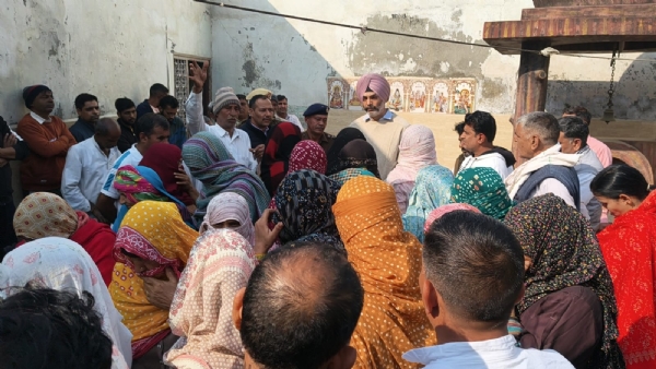 फोटो कैप्शनः 11 आरटीकेपीः 1 बॉडी बिल्डर रोहित धनखड़ हत्याकांड में परिजनों से मुलाकात करते आईजी समरदीप सिंह। फोटो कैप्शनः 11 आरटीकेपीः 1 बॉडी बिल्डर रोहित धनखड़ हत्याकांड में परिजनों से मुलाकात करते आईजी समरदीप सिंह।