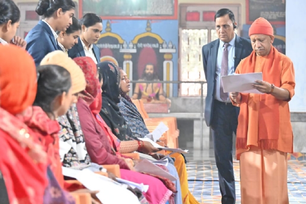 गोरखनाथ मंदिर में लगातार दूसरे दिन मुख्यमंत्री योगी आदित्यनाथ ने जनता दर्शन में की लोगों से मुलाकात*