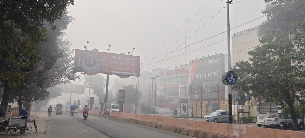 मुरादाबाद में कांठ रोड पर छाया घना कोहरा। मुरादाबाद में कांठ रोड पर छाया घना कोहरा।