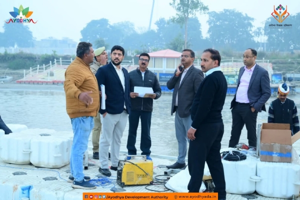 विकास कार्यो का निरीक्षण करते हुए प्राधिकरण उपाध्यक्ष विकास कार्यो का निरीक्षण करते हुए प्राधिकरण उपाध्यक्ष