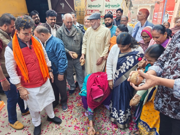 मंडावली में सड़क और नाली निर्माण कार्य का उद्घाटन करते विधायक रविेंद्र नेगी मंडावली में सड़क और नाली निर्माण कार्य का उद्घाटन करते विधायक रविेंद्र नेगी