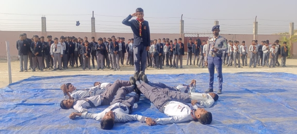 अररिया फोटो:स्काउट गाइड के बच्चे शारीरिक प्रदर्शन करते अररिया फोटो:स्काउट गाइड के बच्चे शारीरिक प्रदर्शन करते