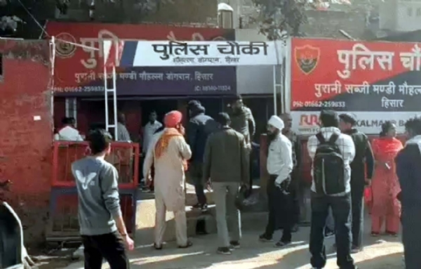 डोगरान मोहल्ला चौकी में शिकायत देने पहुंचे पीड़ित। डोगरान मोहल्ला चौकी में शिकायत देने पहुंचे पीड़ित।