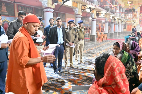 गोरखनाथ मंदिर में लगातार दूसरे दिन मुख्यमंत्री योगी आदित्यनाथ ने जनता दर्शन में की लोगों से मुलाकात*