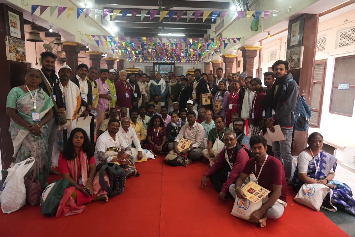 हनुमान घाट पर तमिल पेशेवरों और कारीगरों का समूह हनुमान घाट पर तमिल पेशेवरों और कारीगरों का समूह