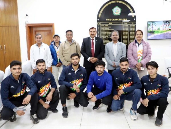 कुलपति प्रो. नरसीराम बिश्नोई के साथ खेलो इंडिया खेलों के पदक विजेता खिलाड़ी।