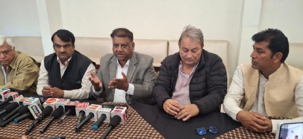 पत्रकारों से बातचीत करते हुए कांग्रेस नेता जयभगवान गोयल। पत्रकारों से बातचीत करते हुए कांग्रेस नेता जयभगवान गोयल।