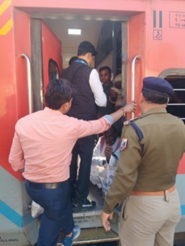 मुरादाबाद रेलवे स्टेशन पर चलता किलेबंदी टिकट चेकिंग अभियान। मुरादाबाद रेलवे स्टेशन पर चलता किलेबंदी टिकट चेकिंग अभियान।