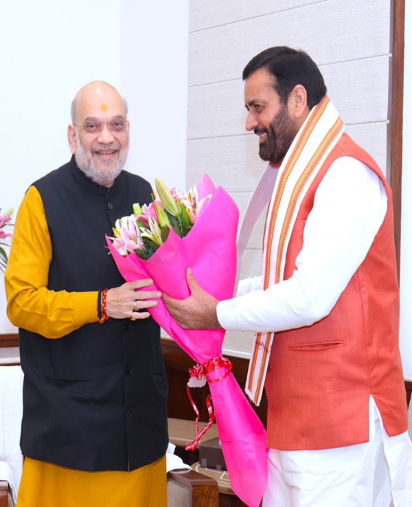 हरियाणा के मुख्यमंत्री नायब सैनी गृहमंत्री अमित शाह से मुलाकात करते हुए हरियाणा के मुख्यमंत्री नायब सैनी गृहमंत्री अमित शाह से मुलाकात करते हुए