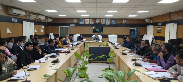 सरकार की उपलब्धियों के प्रसार के लिए बैठक करते जिलाधिकारी रवीन्द्र सिंह सरकार की उपलब्धियों के प्रसार के लिए बैठक करते जिलाधिकारी रवीन्द्र सिंह