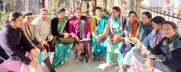 मंडलायुक्त को ज्ञापन सोंपने के दौरान आशा कार्यकत्रियां। मंडलायुक्त को ज्ञापन सोंपने के दौरान आशा कार्यकत्रियां।