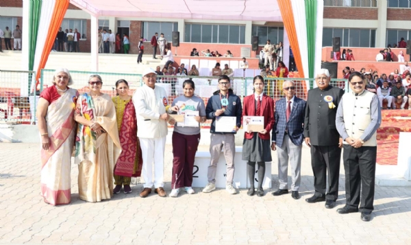 कुलपति प्रो. बीआर कम्बोज विद्यार्थियों को सम्मानित करते हुए।