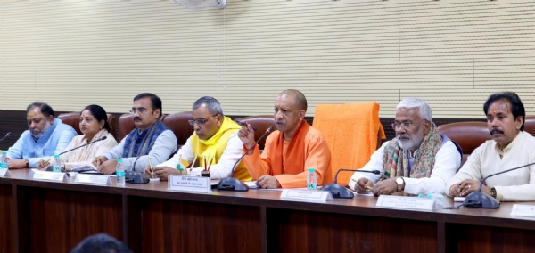 समीक्षा बैठक में मुख्यमंत्री और जनप्रतिनिधि समीक्षा बैठक में मुख्यमंत्री और जनप्रतिनिधि