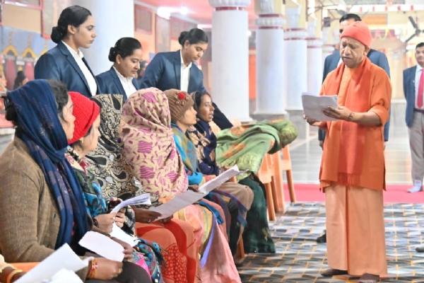 गोरखनाथ मंदिर में लगातार दूसरे दिन मुख्यमंत्री योगी आदित्यनाथ ने जनता दर्शन में की लोगों से मुलाकात*