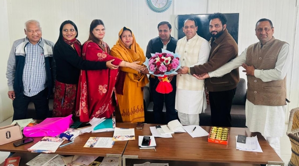 गुरुग्राम के सेक्टर-82 में आत्मनिर्भर भारत संकल्प अभियान को लेकर बैठक के दौरान सरपंच सुंदर लाल यादव का स्वागत करते कार्यकर्ता। गुरुग्राम के सेक्टर-82 में आत्मनिर्भर भारत संकल्प अभियान को लेकर बैठक के दौरान सरपंच सुंदर लाल यादव का स्वागत करते कार्यकर्ता।