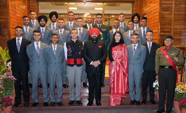 आईएमए पास आउट हो रहे कैडेट्स लोकभवन में राज्यपाल के साथ।