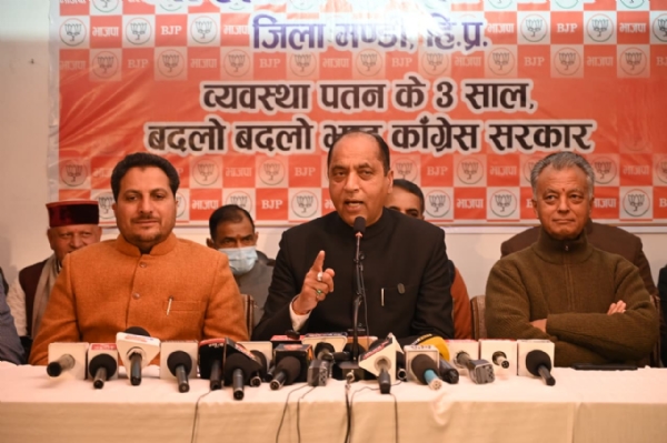 मंडी में पत्रकारों से बात करते हुए जयराम ठाकुर। मंडी में पत्रकारों से बात करते हुए जयराम ठाकुर।