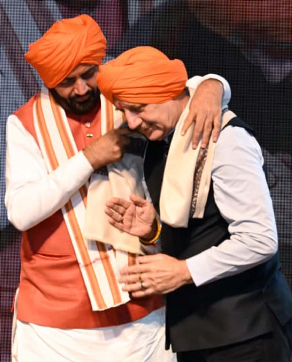 गुरुग्राम में श्री गुरु तेग बहादुर जी के 350वें शहीदी दिवस को समर्पित तप से त्याग तक संगीतमय नाटक के मंचन समारोह को संबोधित करते मुख्यमंत्री नायब सिंह सैनी। गुरुग्राम में श्री गुरु तेग बहादुर जी के 350वें शहीदी दिवस को समर्पित तप से त्याग तक संगीतमय नाटक के मंचन समारोह को संबोधित करते मुख्यमंत्री नायब सिंह सैनी।