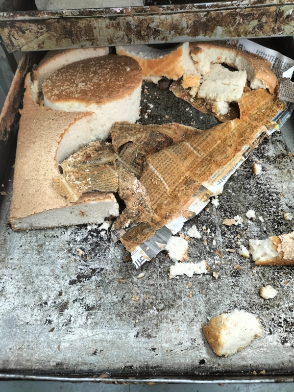 अखबार के पेपर का केक रखने में किया जा रहा था इस्तेमाल अखबार के पेपर का केक रखने में किया जा रहा था इस्तेमाल