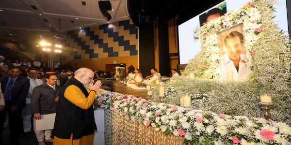 धर्मेन्द्र को श्रद्धांजली अर्पित करते गृह मंत्री अमित शाह धर्मेन्द्र को श्रद्धांजली अर्पित करते गृह मंत्री अमित शाह