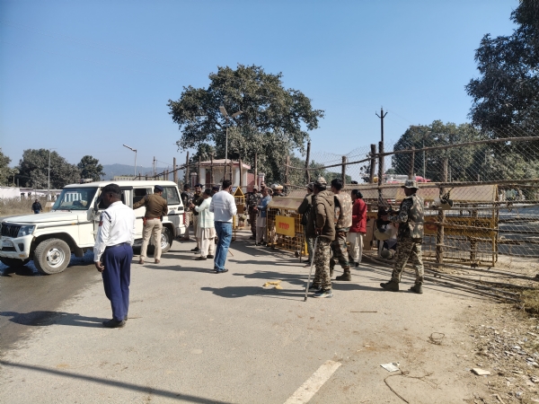 बैरीकेडिंग।