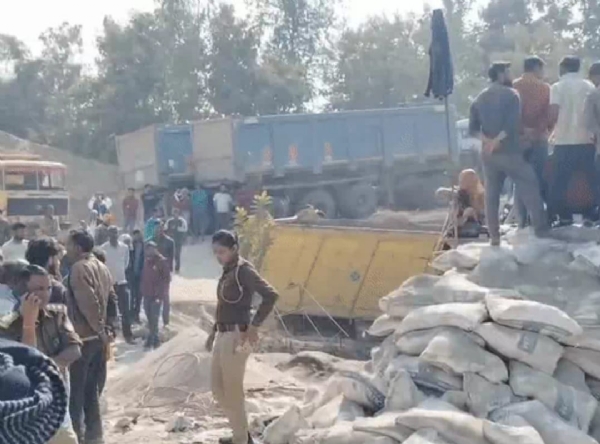 सीमेंट मिक्सर में गिरने से मजदूर की दर्दनाक मौत
