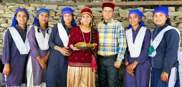 गढ़वाल भोज परोसते हुए छात्राएं गढ़वाल भोज परोसते हुए छात्राएं