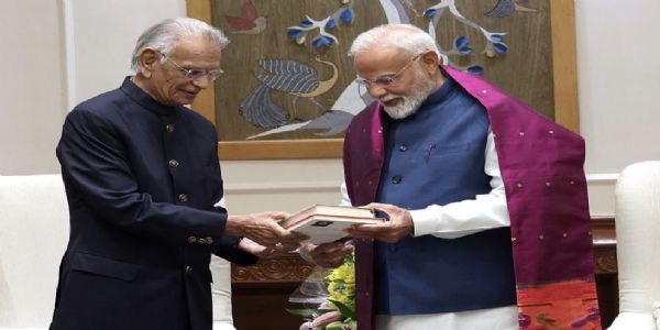 शिवराज सिंह पाटिल के साथ प्रधानमंत्री मोदी (फाइल फोटो)