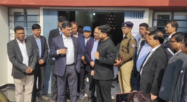 बेलगड़िया टाउनशिप में उपायुक्त से जानकारी लेते मुख्य सचिव बेलगड़िया टाउनशिप में उपायुक्त से जानकारी लेते मुख्य सचिव