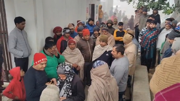 हत्या के बाद मौके पर जमा भीड़ हत्या के बाद मौके पर जमा भीड़