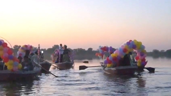 तालाब की लहरों पर सजी बारात, नावों में बैठकर दूल्हा पहुंचा ससुराल तालाब की लहरों पर सजी बारात, नावों में बैठकर दूल्हा पहुंचा ससुराल
