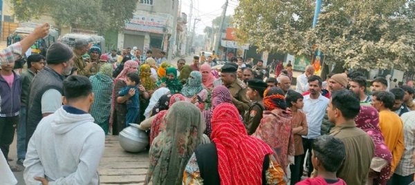 पेयजल सप्लाई को लेकर रोड़ जाम कर रहे ग्रामीणों को समझाते पुलिस अधिकारी। पेयजल सप्लाई को लेकर रोड़ जाम कर रहे ग्रामीणों को समझाते पुलिस अधिकारी।