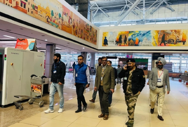 अमृतसर हवाई अड्डे का दाैरा करते एएआई के अधिकारी अमृतसर हवाई अड्डे का दाैरा करते एएआई के अधिकारी