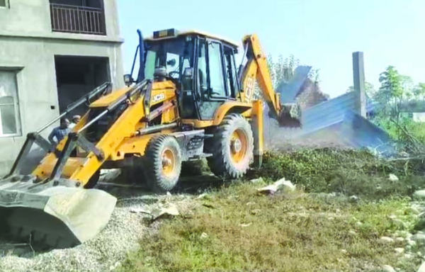 अतिक्रमण हटाती जेसीबी