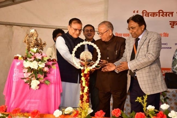 दीप प्रज्ज्वलित करते दीप प्रज्ज्वलित करते