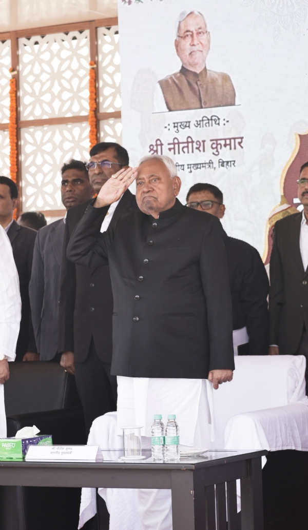 कवर निरीक्षक के परेड में शामिल हुए मुख्यमंत्री कवर निरीक्षक के परेड में शामिल हुए मुख्यमंत्री