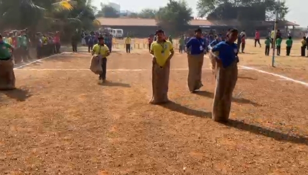 बोरा दौड़ करते हुए बच्चे। बोरा दौड़ करते हुए बच्चे।