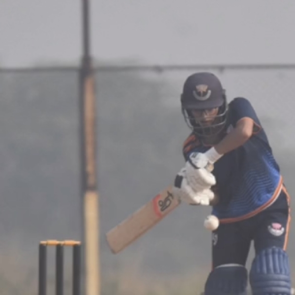 वीमेंस U-19 मुकाबले में बल्लेबाज़ी करती खिलाड़ी वीमेंस U-19 मुकाबले में बल्लेबाज़ी करती खिलाड़ी
