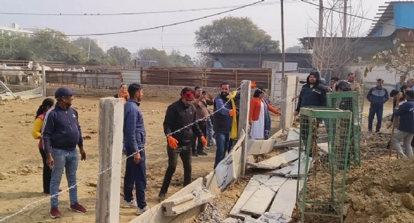 फोटो कैप्शन 13आरटीके3ः एचएसवीपी द्वारा हटाए गए गौशाला बाडे की दोबारा से तारबंदी करते जयहिंद सेना प्रमुख नवीन व पशु प्रेमी। फोटो कैप्शन 13आरटीके3ः एचएसवीपी द्वारा हटाए गए गौशाला बाडे की दोबारा से तारबंदी करते जयहिंद सेना प्रमुख नवीन व पशु प्रेमी।