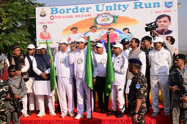 बार्डर यूनिटी रन का शुभारंभ करते गृह राज्य मंत्री बार्डर यूनिटी रन का शुभारंभ करते गृह राज्य मंत्री