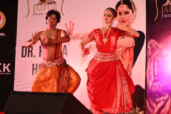 जयपुर टाइगर फेस्टिवल: डॉ. रीला होता ने ओडिसी नृत्य में दर्शाया पर्यावरण संरक्षण का महत्व जयपुर टाइगर फेस्टिवल: डॉ. रीला होता ने ओडिसी नृत्य में दर्शाया पर्यावरण संरक्षण का महत्व