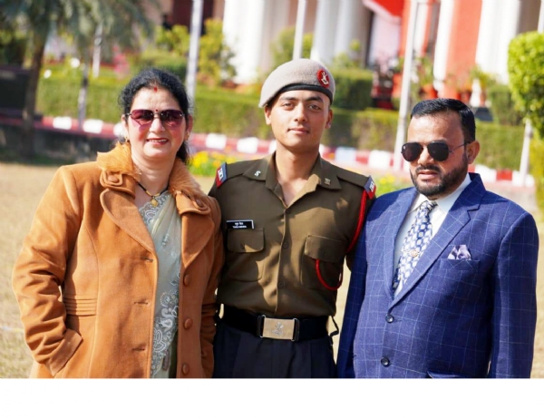 अपने माता-पिता के साथ लेफ्टिनेंट तनुज मेहरा। अपने माता-पिता के साथ लेफ्टिनेंट तनुज मेहरा।